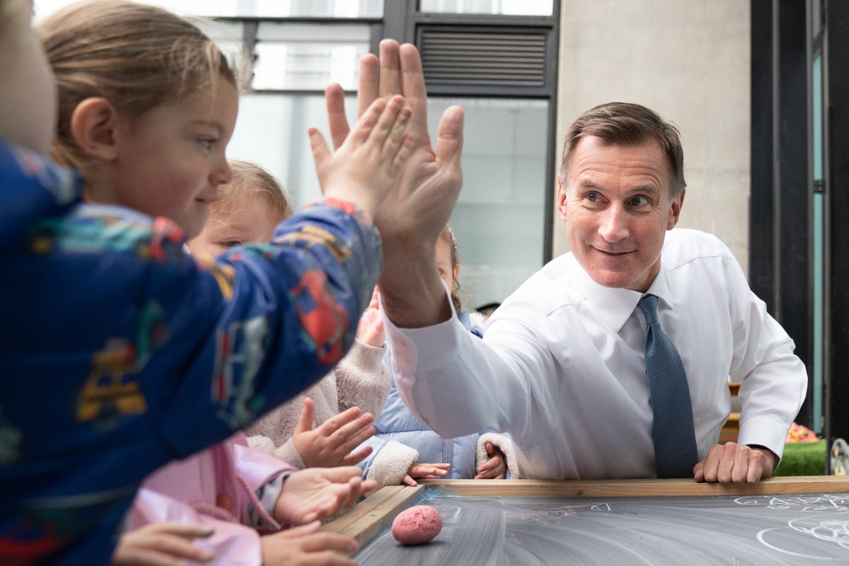 La promesa de Jeremy Hunt de cuidado infantil gratuito deja a los padres "pagando la factura" mientras las guarderías aumentan las tarifas